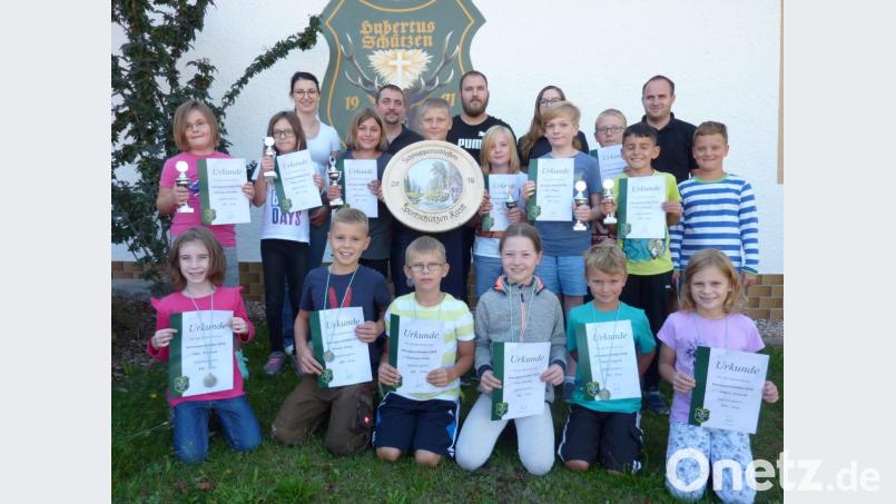Freudestrahlend nehmen die Kinder bei der Siegerehrung ihre Trophäen entgegen. Die Scheibe für den Sieger des Gaudi-Triathlons überreicht Jugendleiter Lukas Haberkorn (hinten rechts) an Sebastian Pühl (Mitte). Bild: rwo