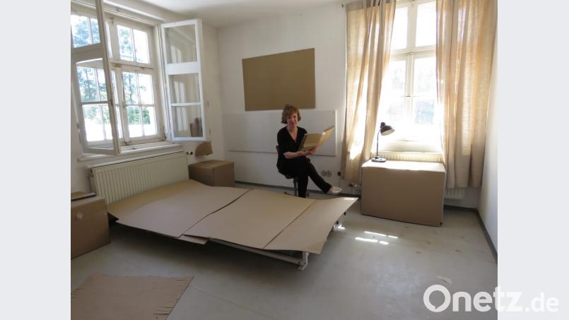 Mit Pappe hat Susanne Neumann in der zweiten Etage in einem Zimmer die Einrichtung einer Künstlerwohnung nachgebaut. Bild: Ulla Britta Baumer