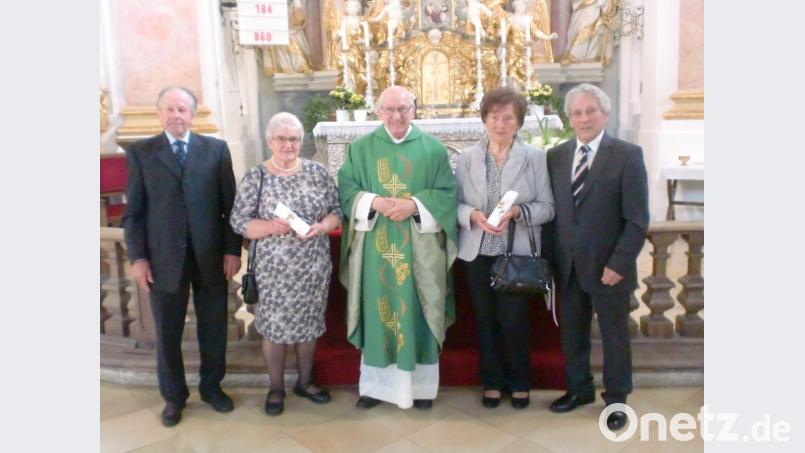 Theresia und Emmeram Ernstberger (links) sowie Margareth und Heinrich Fuhrmann (rechts) mit Pfarradministrator Pater Friedhelm Czinczoll. Bild: exb