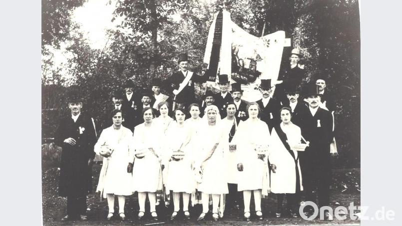 Die Soldaten- und Reservistenkameradschaft Großenschwand feiert am Sonntag ihr 90-jähriges Bestehen.Das Foto zeigt Fahnenbraut Barbara Schönberger, Festmädchen und Mitglieder des Festausschusses. Bild: es