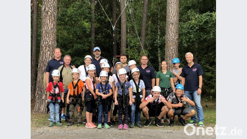 Ausgerüstet mit Helmen und Sicherheitsgurten machen die Kinder den Kletterpark im Stadtwald unsicher. Bild: do