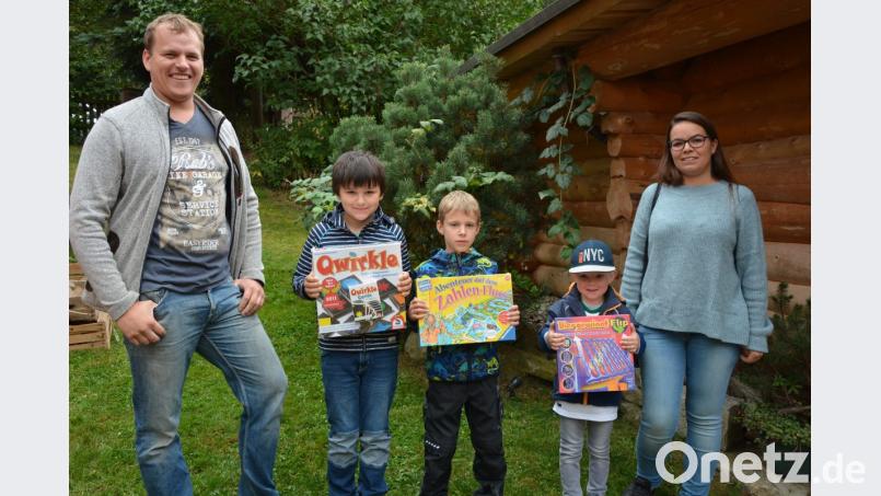 Die Jugendbeauftragten Tanja Wettinger und Martin Teubner überreichten den Hauptgewinnern des Gemeinderätsels Johannes Männer (Zweiter von links), Marc-Andre Heindl (Zweiter von rechts) und Bastian Haberkorn Spiele. Bild: jr