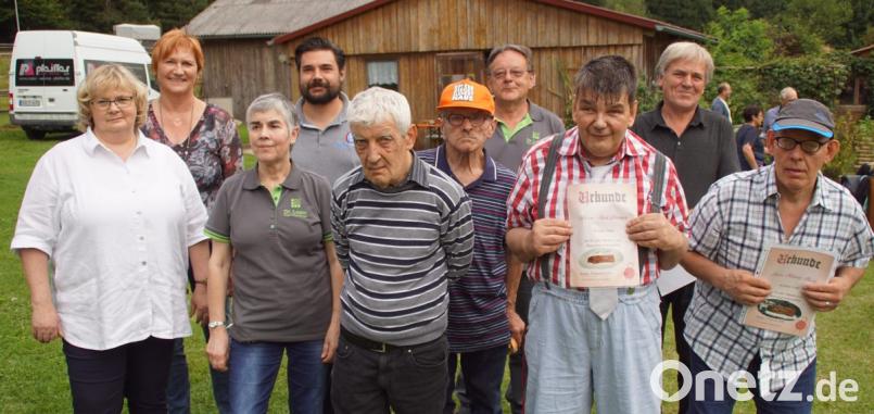 Petra Spachtholz (Zweite von links) und Manfred Reiff (Zweiter von rechts) ehrten in Anwesenheit von Kurt Loew (Vierter von links) Bewohner und Mitarbeiter. Liane Engelbrecht (Dritte von links) und Josef Betz (Vierter von rechts) wurden aus dem Kreis der Mitarbeiter verabschiedet. Bild: mmj