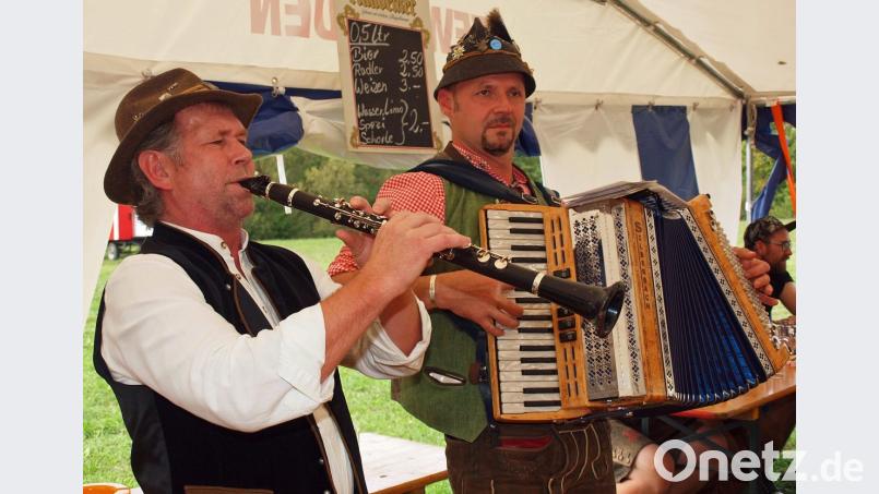 Der Paa Fonse und der Wagner Bose (von links) spielen am Sonntagnachmittag zünftig auf. Bild: sön
