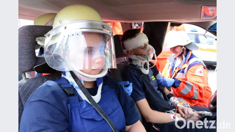 Erstversorgt sind der verunglückte Mann und die Frau und können jetzt den weiteren Rettungsablauf abwarten. Bild: bey