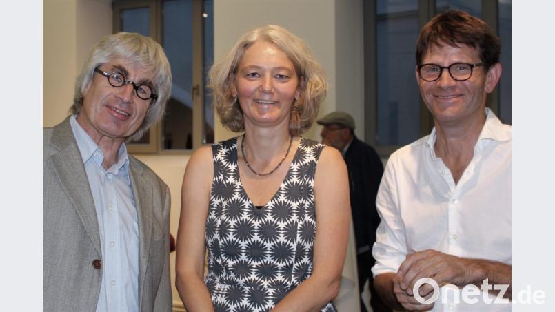 Man kennt sich: Bayern 2 Radiokulturreporter und Laudator Roland HH Biswurm mit Michaela und Florian Geissler (von links) eröffnen die Ausstellung "Begegnungen" in der Stadtgalerie Alte Feuerwache in Amberg. Bild: Dagmar Williamson