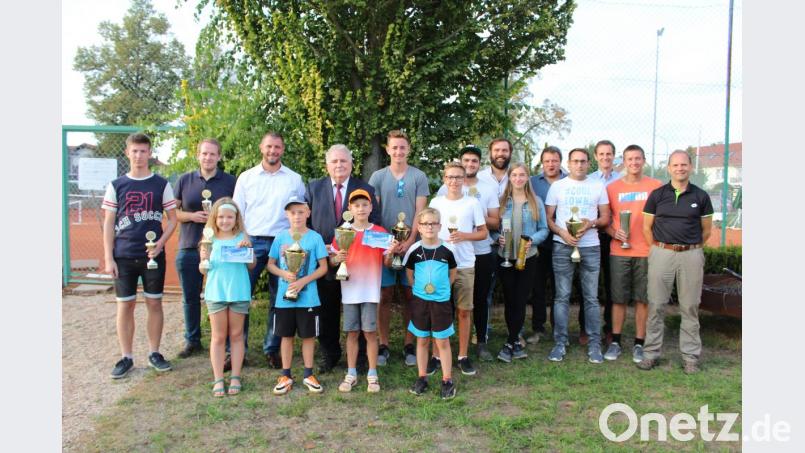 Alle Sieger, die Vorstandschaft sowie Sport- und Jugendbeauftrager Huberth Rosner (Dritter von links), zweiter Bürgermeister Peter Gold (Vierter von links) und ATSV-Vorsitzender Jürgen Steinhauser (Siebter von rechts). Bild: hä