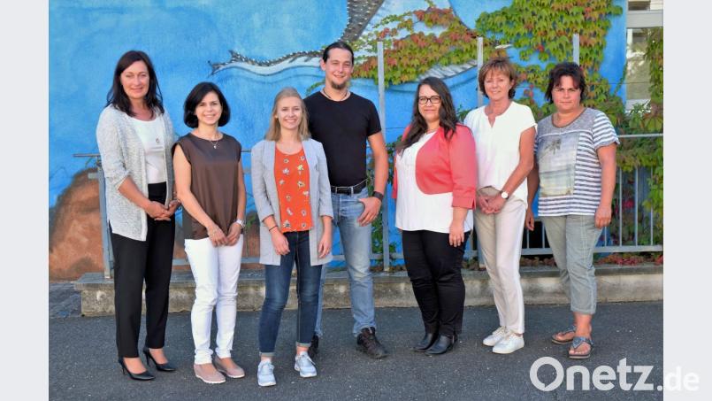 Schulleiterin Silke Schmid, daneben die neuen Lehrkräfte an der Schule Carolin Folsom, Lisa Heller, Nikolaus Scjerdjow, Natalia Romme,, Renate Raab und Diana Wachtel (von links) Bild: twi