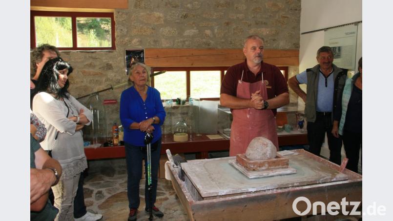 Den Stein benötigte man, um das Werkzeug schwerer zu machen, beschrieb Harald Primitz die Instrumente, die für die Spiegelglasbearbeitung benötigt wurden. Bild: wro