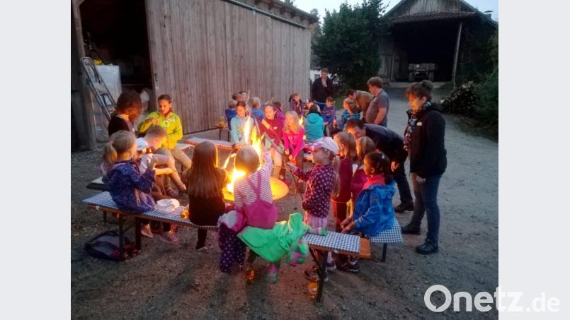 Viel Freude hatten die jungen Teilnehmer bei der Nachtwanderung, vor allem beim Lagerfeuer mit Stockbrot und Würstchen. . Bild: njn