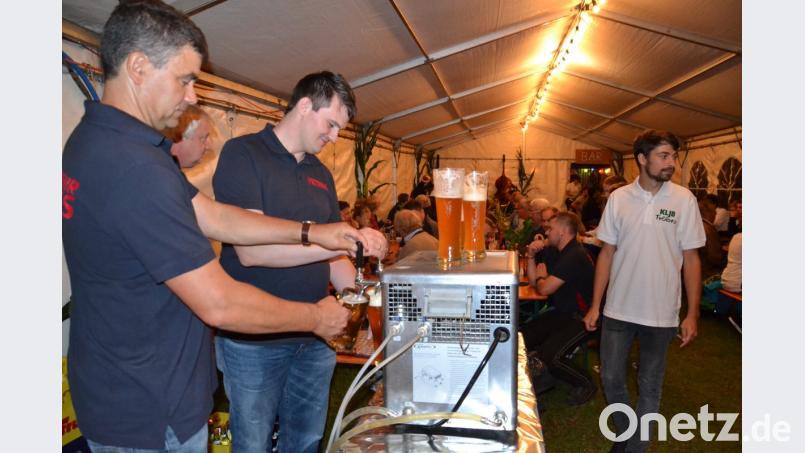 Am Zapfhahn stehen Bernhard Rom und Michael Scheuerer von der Feuerwehr Tröbes. Bild: gi