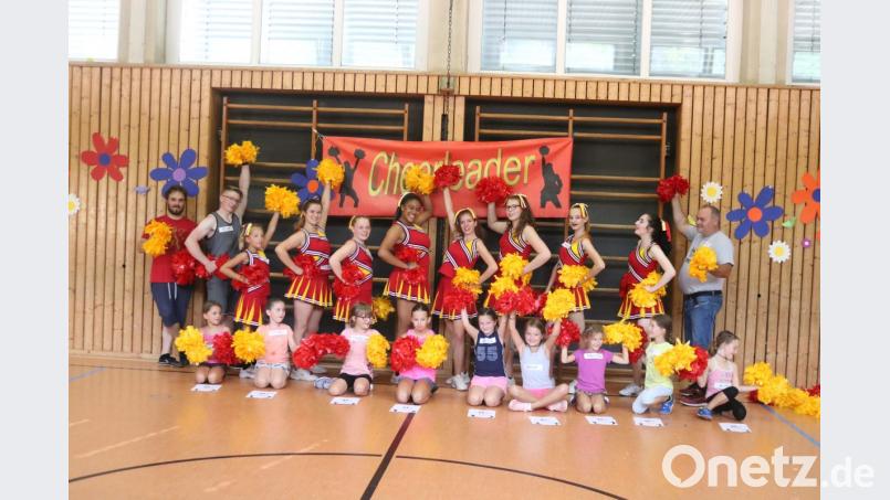 Die Teilnehmerinnen des Workshops Cheerleading. Bild: exb
