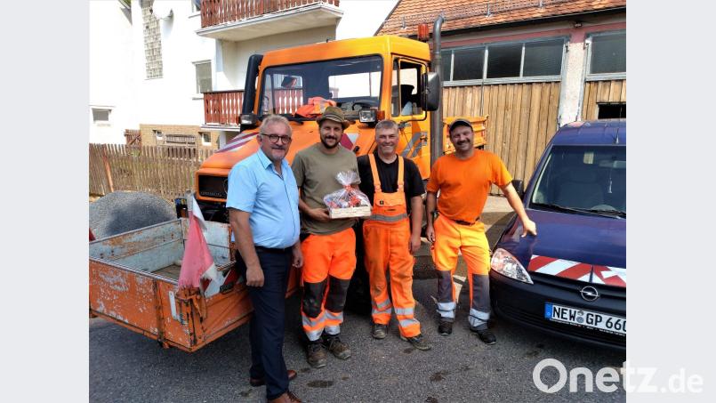 Bürgermeister Rudolf Schopper begrüßt den neuen Mitarbeiter Daniel Kunz mit Wasserwart Josef Beck und Klärwärter Thomas Mathes (von links). Bild: arw
