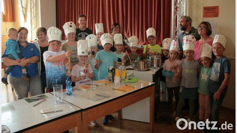 Kinderkochkurs der LSG Fuchsmühl: Jugendleiterin Marina Beer (links) zeichnet für Programm und Rezepte verantwortlich. Bild: wro