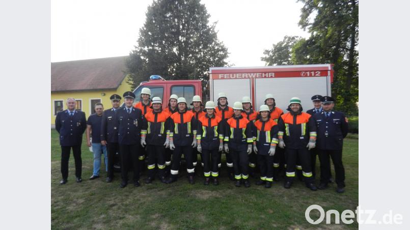 Die 116. und 117. Gruppe der Feuerwehr Tremmersdorf legt das Leistungsabzeichen „Die Gruppe im Löscheinsatz ab“. Von den zwölf Teilnehmern sind drei Kameraden zum ersten Mal dabei. Bild: rod