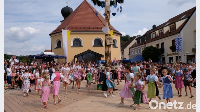 Die kleinen &quot;Kirwa-Kids&quot; tanzen unter großem Applaus den &quot;Flotten Dreier&quot; Bild: twi