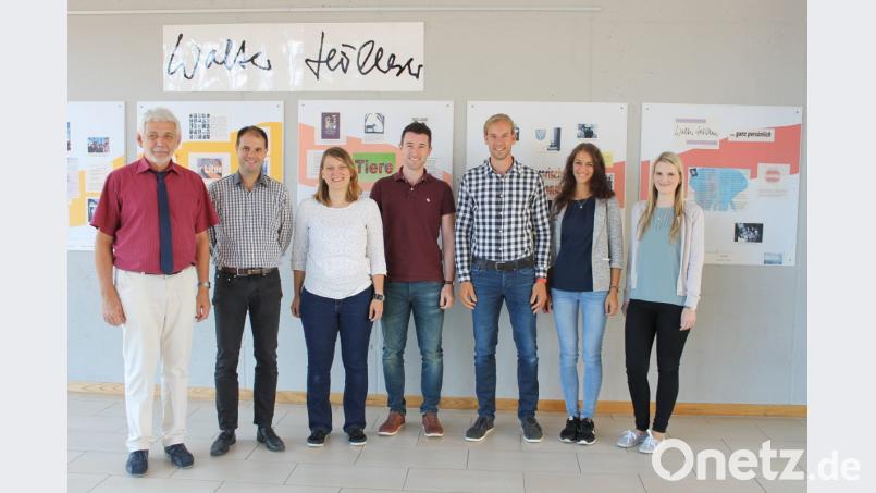 Verstärkung bekommt das Lehrerkollegium der Walter-Höllerer-Realschule. Am ersten Schultag begrüßt (von links) Direktor Wolfgang Pfeifer die Neuzugänge Markus Silbermann, Katrin Bayerl-Heß, Dominik Wittmann, Simon Kohl, Anna Meier und Julia Gritsch. Bild: lhc