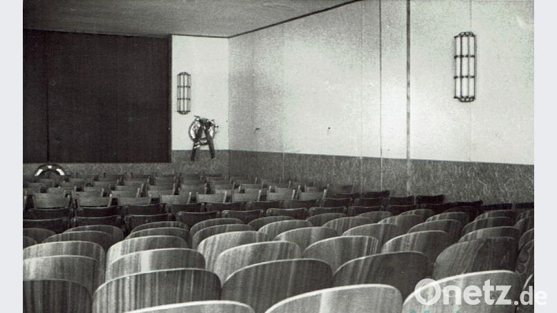 Der Kinosaal von Michl Weiß bei der Einweihung vor 66 Jahren, damals mit einfachen Stühlen in den vorderen Reihen, die später in richtige Kinosessel aus Holz ausgetauscht werden Bild: sh