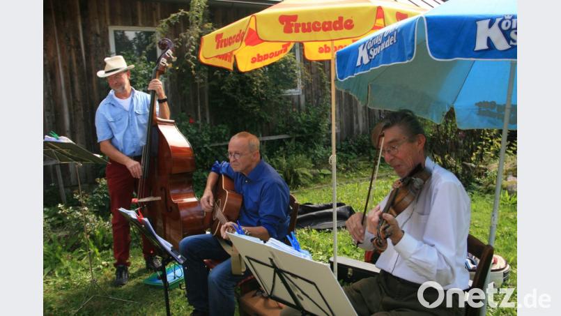 Auf der Wiese musizierten die „KEMs“ und sorgten damit für entsprechende Glasschleif-Stimmung. Bild: wro