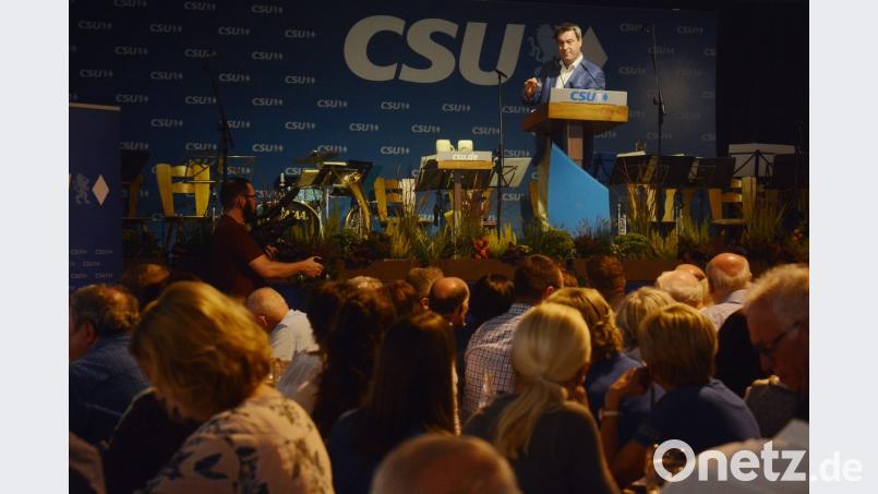 Im Weidener Festzelt kündigt Ministerpräsident Markus Söder weitere Behördenverlagerungen "für Weiden und die Region" an. Die Weidener CSU kritisiert jetzt skeptische Äußerungen von MdL Annette Karl dazu. Bild: Gabi Schönberger