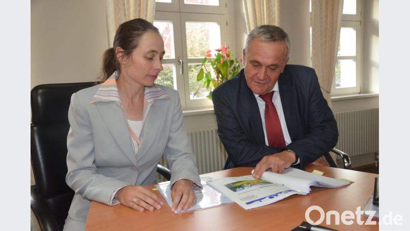 Notarin Claudia Greipl und Oberbürgermeister Kurt Seggewiß begutachten die Broschüre von Immobilienmaklerin Kornelia Sparrer. Bild: Kunz