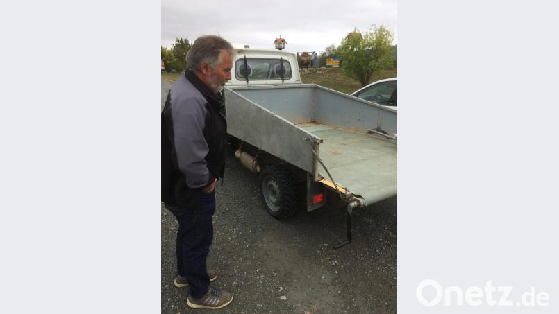 Dieter Roßner mit seinem umgebauten Wagen. Bild: hut