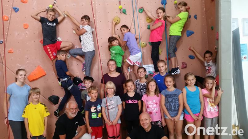 Gut gesichert und unter fachkundiger Anleitung durften sich die Teilnehmer des Neusorger Ferienprogramms in der Kletterhalle in Wunsiedel austoben. Bild: öt