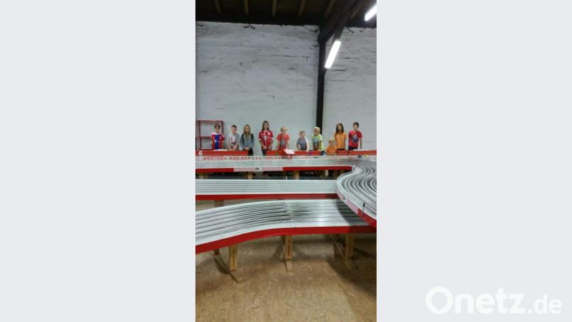 Viel Spaß hatten die Kinder beim Slotcar-Rennen. Bild: njn