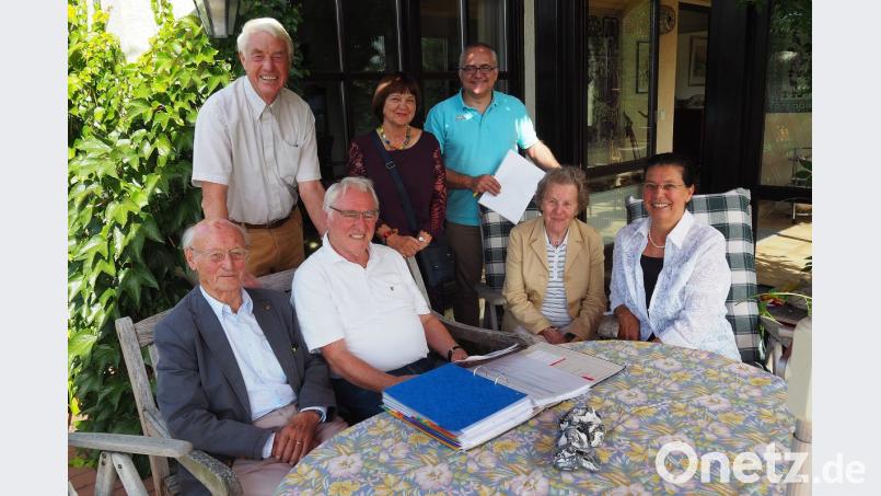 Das Herbstprogramm des Freundeskreises der Evangelischen Akademie Tutzing stellen (sitzend von links) Helmuth Hülsmann, Ehrenfried Lachmann, Gertraud Hülsmann und Uta Doenitz sowie (stehend von links) Fritz-Dieter Doenitz, Karin Holl und als VHS-Vertreter Harald Krämer vor. Bild: Bühner