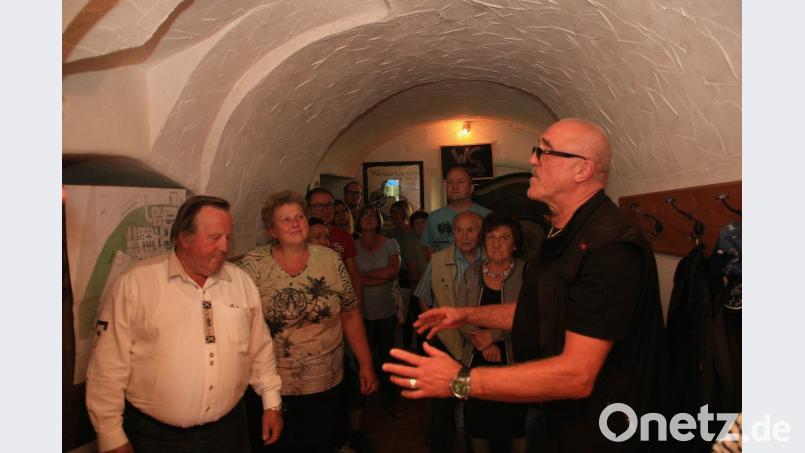 Erhalten geblieben ist auch die Rußkuchl. Hubert Wild (rechts) stellt das Renovierungsergebnis am Denkmal-Nachmittag vor. Bild: wro