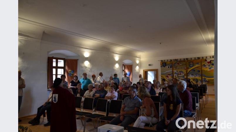 Die beiden Schlossführer Helene Rolle und der erste Vorsitzende des Fördervereins Peter Garreiss führen beim Tag des offenen Denkmals 300 Gäste durch das Schloss. Große Bewunderung findet der Gang durch den neu restaurierten historischen Festsaal. Bild: gi