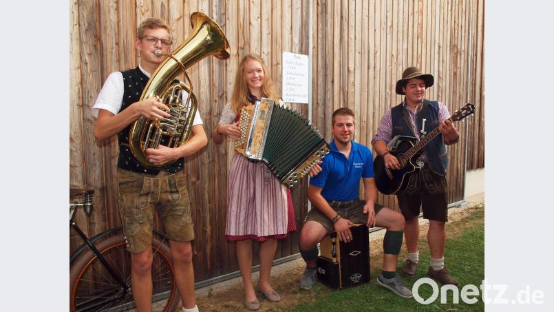 Louis am Tenorhorn, Theresa mit ihrer Steirischen, Johannes am Cajon und Phillip an der Gitarre sorgen bei der Wiesenkirchweih am Sonntagnachmittag für Stimmung. Bild: sön
