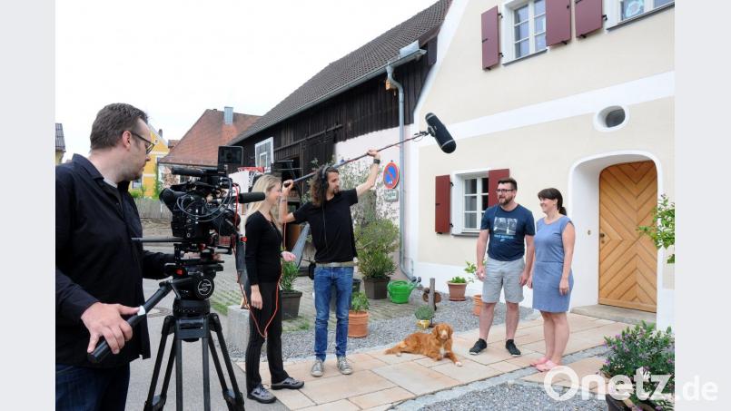 Im Frühjahr schaute Fernsehjournalistin Isabella Schels mit einem Team bei der Familie Lutter und ihrem vorbildlich restaurierten Denkmal in Kastl vorbei. Nun ist das Ergebnis im BR zu sehen. Bild: Stephan Huber