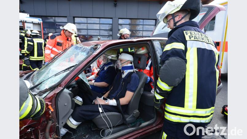Die Rettungskräfte kümmern sich um die Unfallopfer. Bild: bey