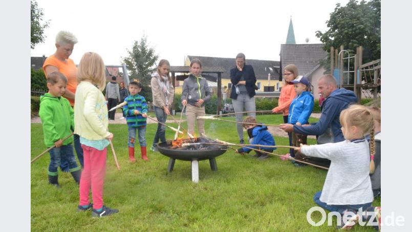 Die Kinder backten Stockbrot am Lagerfeuer, ein ganz besonderer Genuss. Bild: jub