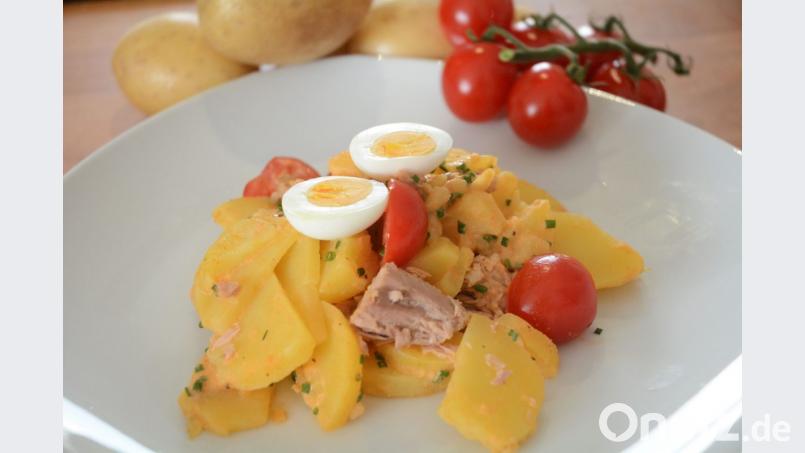 Besonders aromatisch ist der Kartoffelsalat mit Thunfisch, Senfdressing und Salzkapern. Bild: Bild: Gabi Schönberger