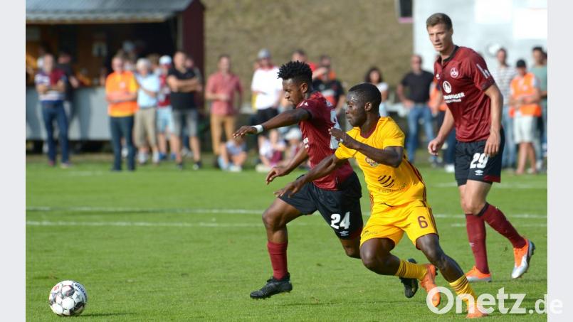 Virgil Misidjan (links) soll dem 1. FC Nürnberg mehr offensive Durchschlagskraft verleihen. Beim Gastspiel in Seugast gegen Dukla Prag bot er den Fans erste Kostproben seines Könnens an. Bild: ref