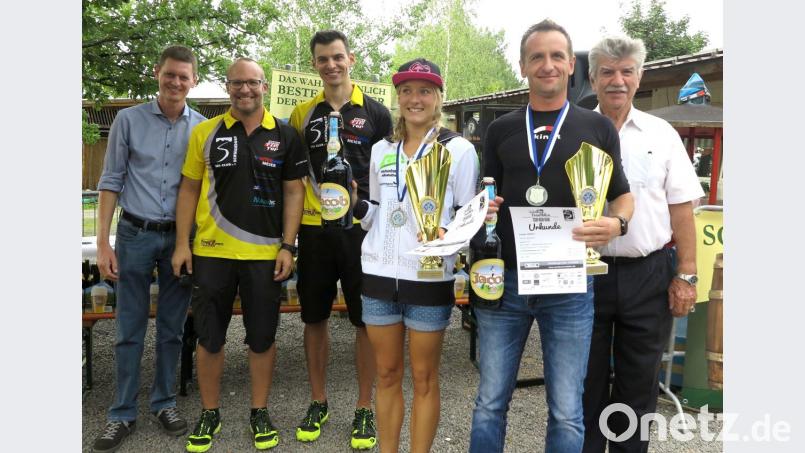 Ehrung der Oberpfalzmeister im Sprint-Triathlon: Das Bild zeigt von links den Schwandorfer Stadtverbandsvorsitzenden Thomas Fink, den Skiclub-Vorsitzenden Christian Betzlbacher, Organisator Stefan Hösl, Oberpfalzmeisterin Claudia Mai, Oberpfalzmeister Jochen Stöberl und den stellvertretenden Landrat Jakob Scharf. Bild: Hirsch