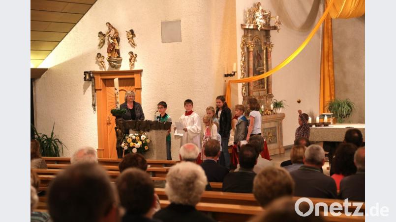 Die Kindergruppe überbrachte dem neuen Geistlichen gute Wünsche. Bild: akp