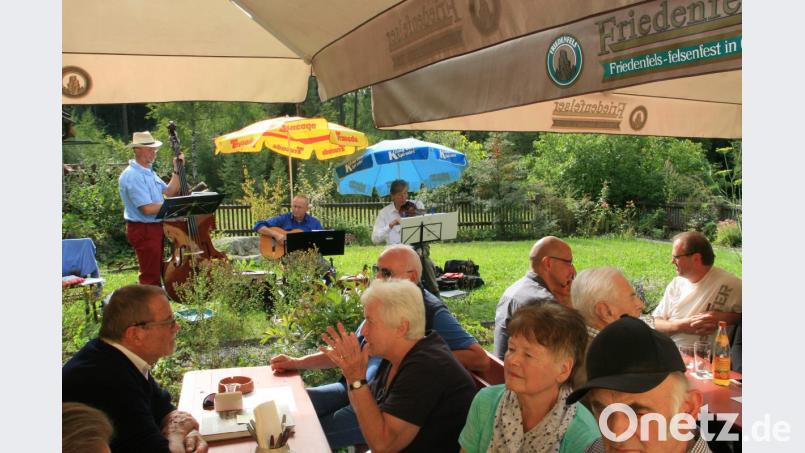 Gerne genoss man auch den Biergarten und dessen Brotzzeitschmankerl. Die „KEMs“ spielten am Nachmittag auf und unterhielten die Gäste an der „Glasschleif“. Bild: [wro] (hup)