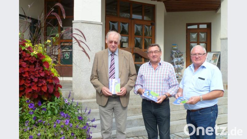 Das neue Programmheft Herbst/Winter 2018/19 wird das letzte des Vereins Volkshochschulen im Landkreis Schwandorf sein. Dessen Vorsitzender Wilhelm Narnhammer (von links) freut sich zusammen mit Michael Hösl, Vorsitzender des Volksbildungswerks Oberviechtach-Schönsee und Bürgermeister Heinz Weigl über ein &quot;rundes Angebot&quot; zu sehr moderaten Kursgebühren. Bild: Portner