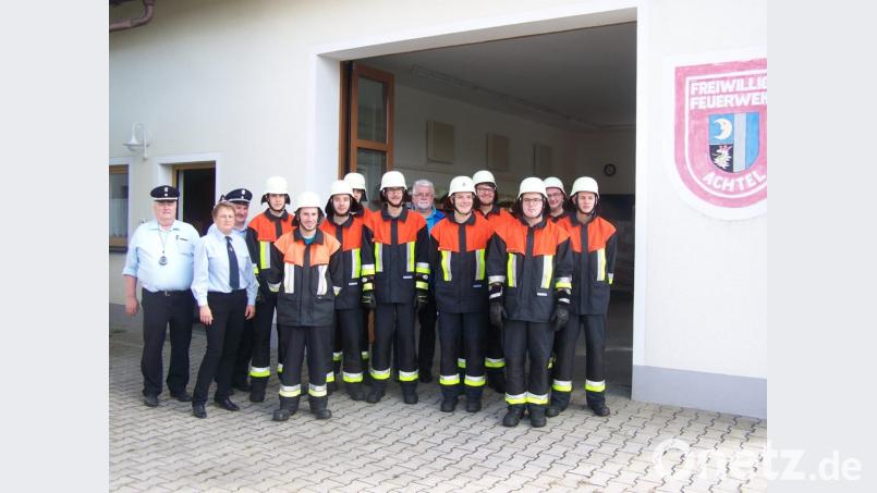 Mit den Feuerwehrleuten freuen sich (von links) Kreisbrandmeister Helmut Neidel, Vorsitzende Rita Hafner und Kreisbrandmeister Hans Sperber sowie (Mitte, im Hintergrund) Bürgermeister Hans Durst über die neu erworbenen Leistungsabzeichen. Bild: rrd