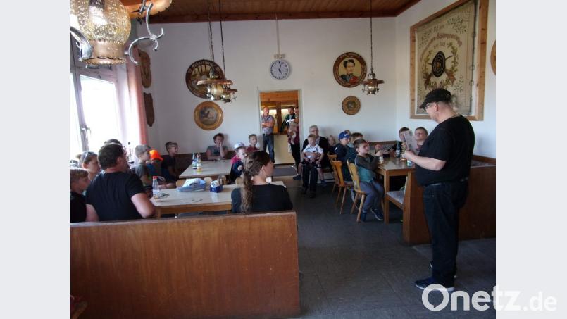 Gerhard Franke (rechts) bei der Siegerehrung im Schützenheim. Bild: kgg