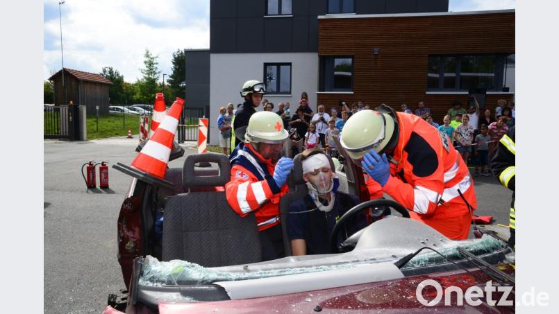 Das Dach des verunfallten Fahrzeuges ist entfernt, die Rettungskräfte haben ungehinderten Zugang zu den verletzten Personen. Bild: bey