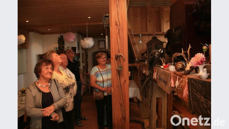 Die Mühlenstube gleicht einem Museum. Dort hat der Sammler Hubert Wild (hinten) alles zusammengetragen, was im Lauf der Jahre gefunden wurde. Bild: wro
