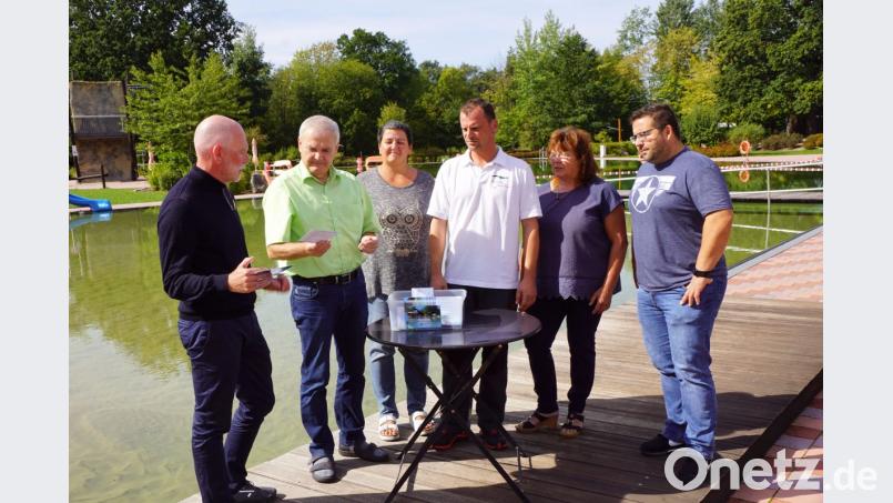 Kulmain Bürgermeister Günter Kopp aus (Zweiter von links) zieht die Gewinner der drei Freikarten für die Badesaison 2019. Geschäftsführer Robert Kratzenberg (links) stellt ihm, Antje Müller, Bademeister Kai Wolf, Gabi Bäumler und Thomas Kaufmann von der Gemeinde Immenreuth (Dritte bis Sechster von rechts) die Ergebnisse der Umfrage vor. Bild: bkr