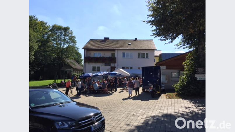 Besucher des Herbstfestes im Hof des Vereinswirtes Karl Maschauer. Bild: gma