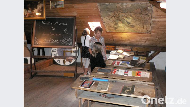 Ein altes Klassenzimmer interessiert besonders die Kinder. Sie konnten sich gar nicht vorstellen, wie die Schule früher war. Bild: lep