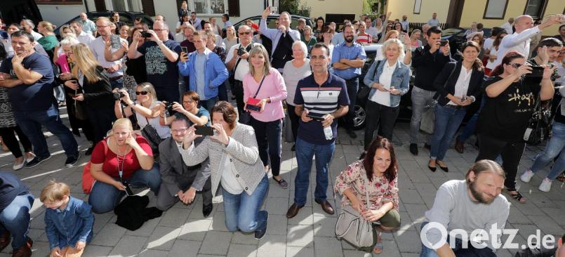 Der erste Schultag ist nicht nur für die Kinder ein besonderer Tag. Auch Eltern, Großeltern und Verwandte wollen diesen Moment am liebsten für immer festhalten. Bild: Wolfgang Steinbacher