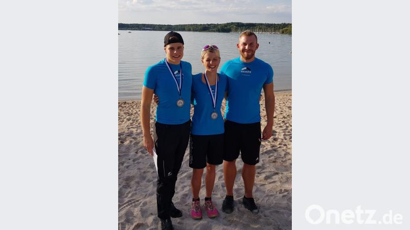 Felix Rucker und Katrin Schwabl (von links) holen den Oberpfalzmeistertitel im Triathlon nach Vohenstrauß. Auch Sebastian Vater aus Böhmischbruck (rechts) überzeugt mit seinen Leistungen. Bild: dob